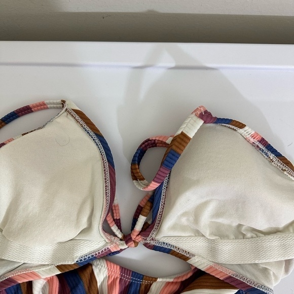 Xhilaration sz med swim suit in a stripe From the front it looks like a 2 piece - Picture 7 of 12